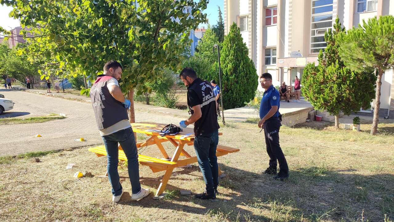 Emekli polis komşularına kurşun yağdırdı! 1 ölü, 2 yaralı var 1